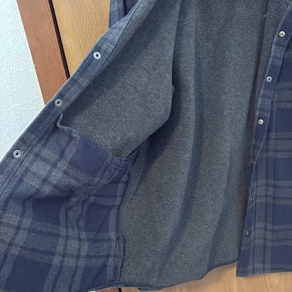 Navy Plaid Snap Shirt
Fleece lined
Two breast pockets
Two inner pockets - Picture 3 of 5